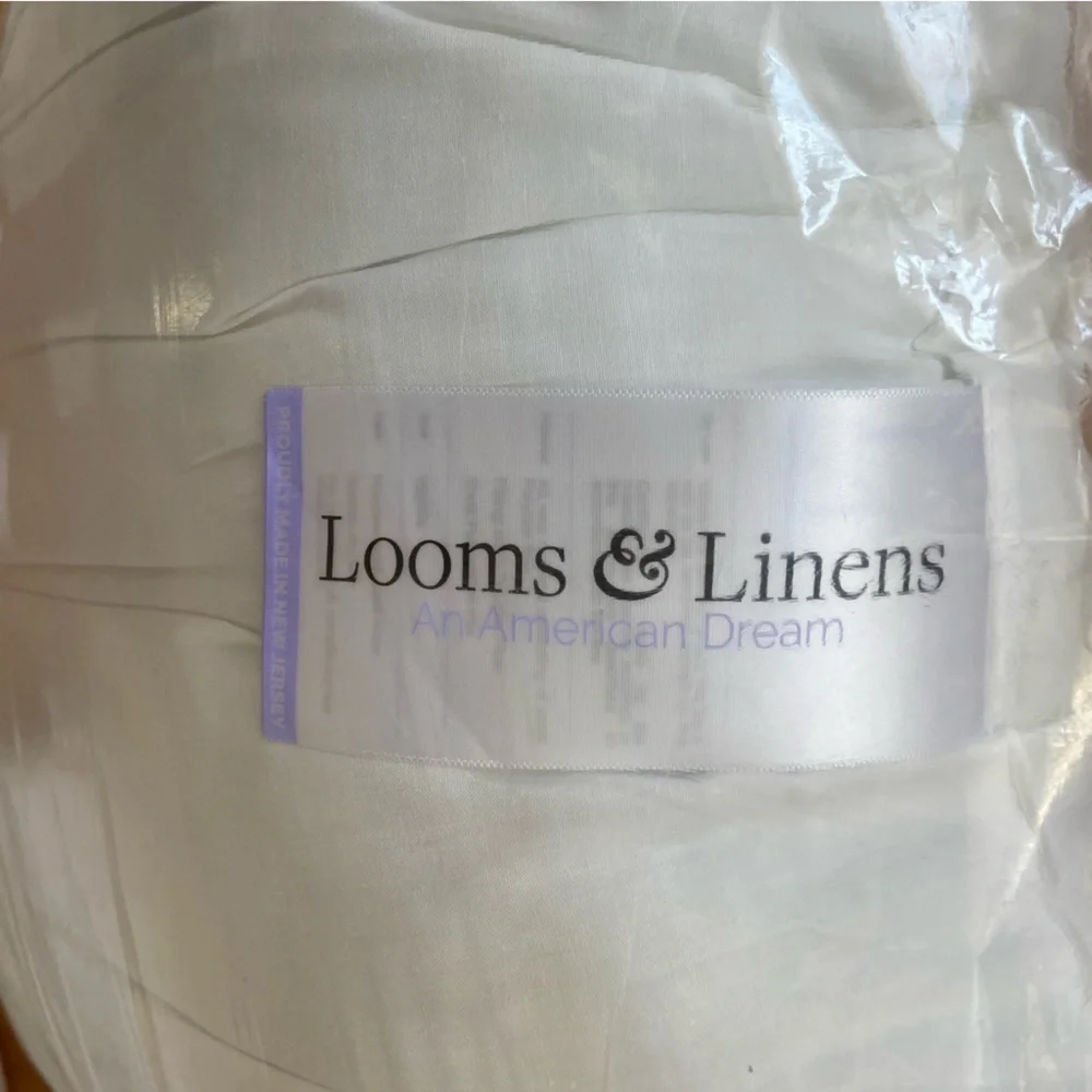 NWT Looms & Linens 22x22 Euro Hypoallergenic Down Alternative Pillow Insert